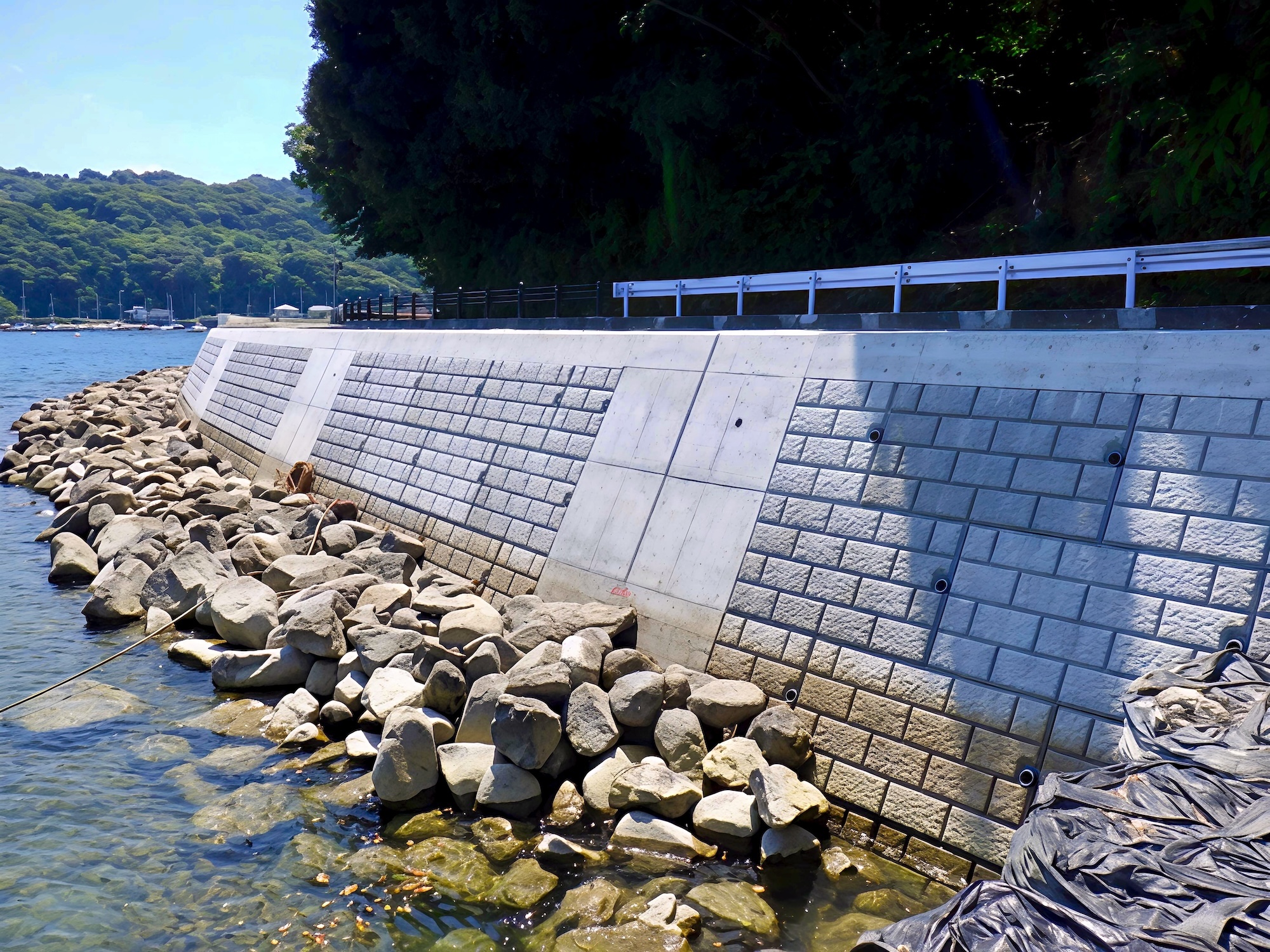 沼津土肥線道路改築工事（大型ブロック積工）施工写真1