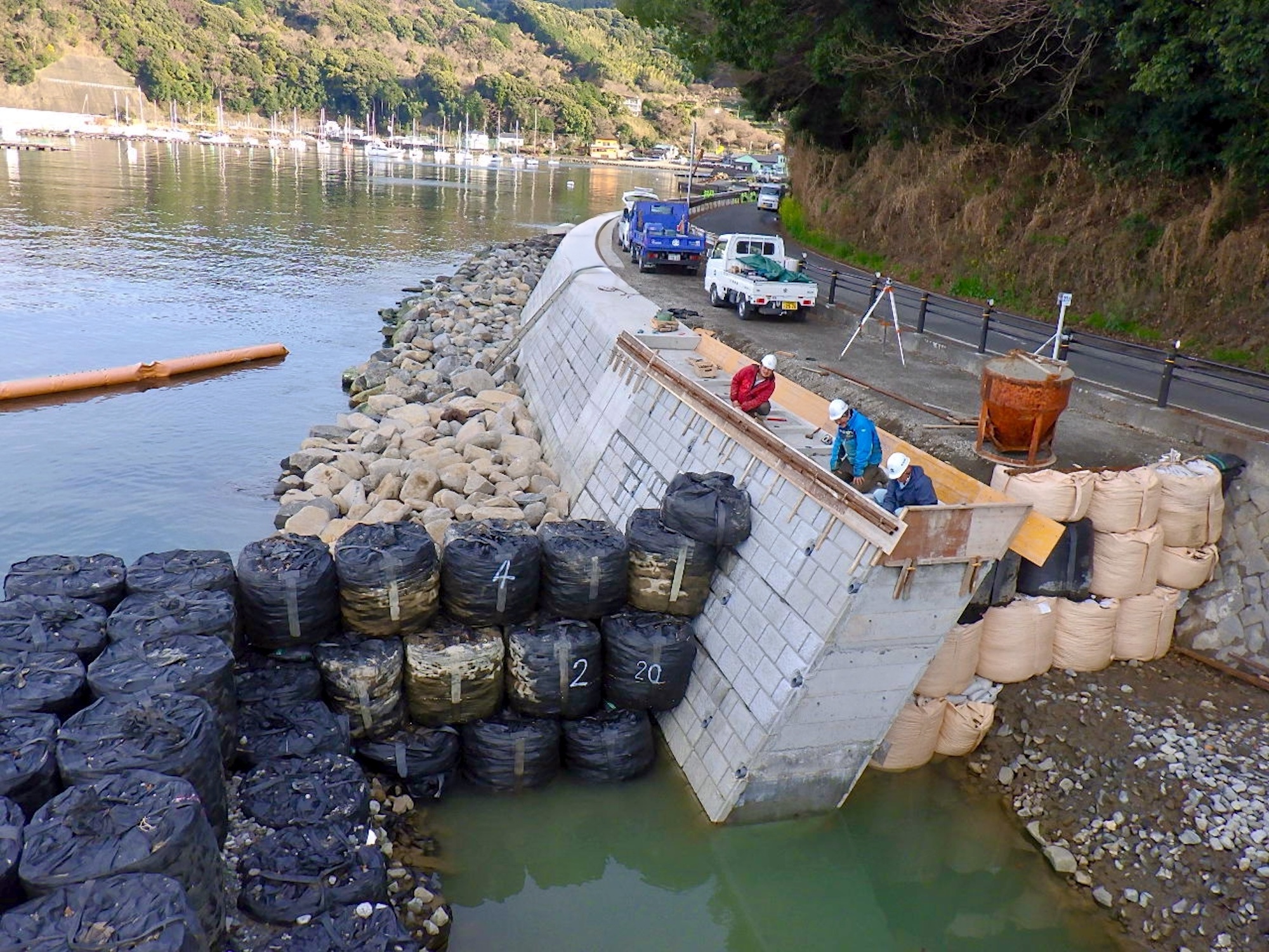 沼津土肥線道路改築工事（大型ブロック積工）施工写真5
