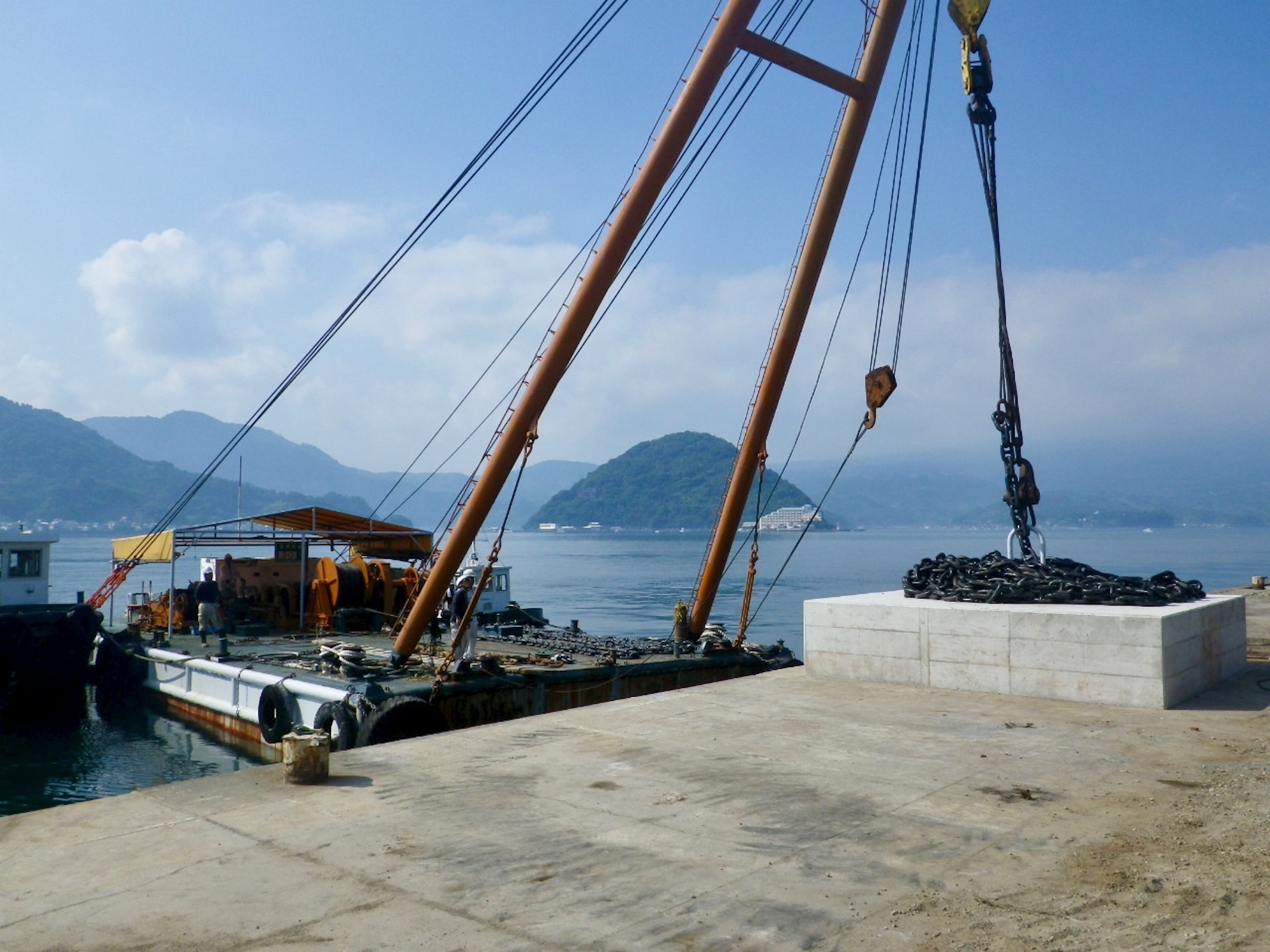 静浦地区浮小波堤移設工事の施工写真3
