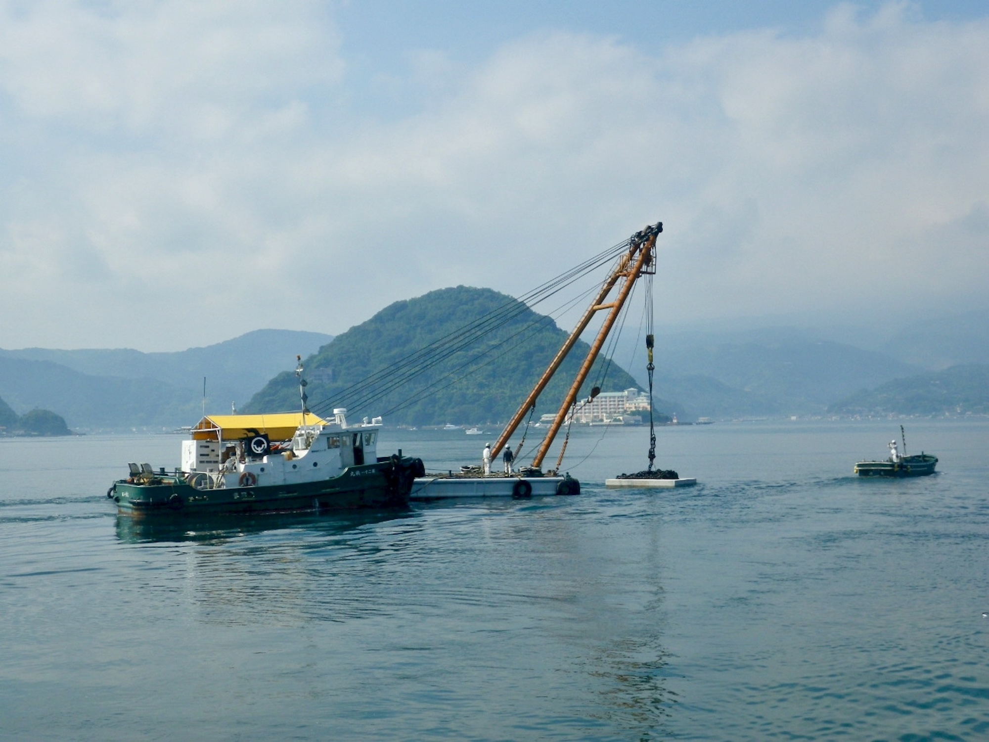 静浦地区浮小波堤移設工事の施工写真4