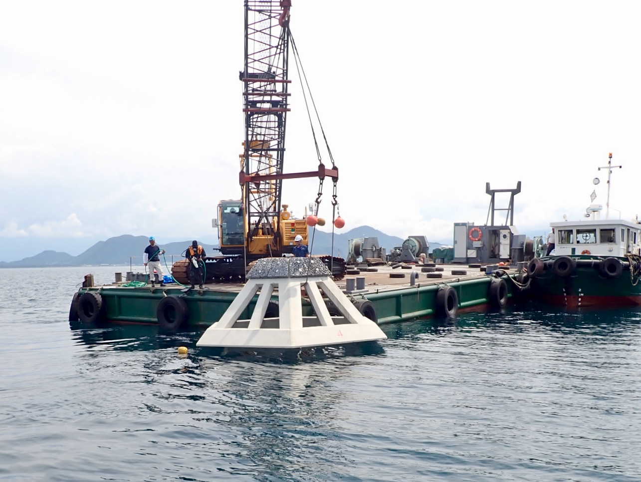 内浦湾増殖漁礁設置工事の施工写真02
