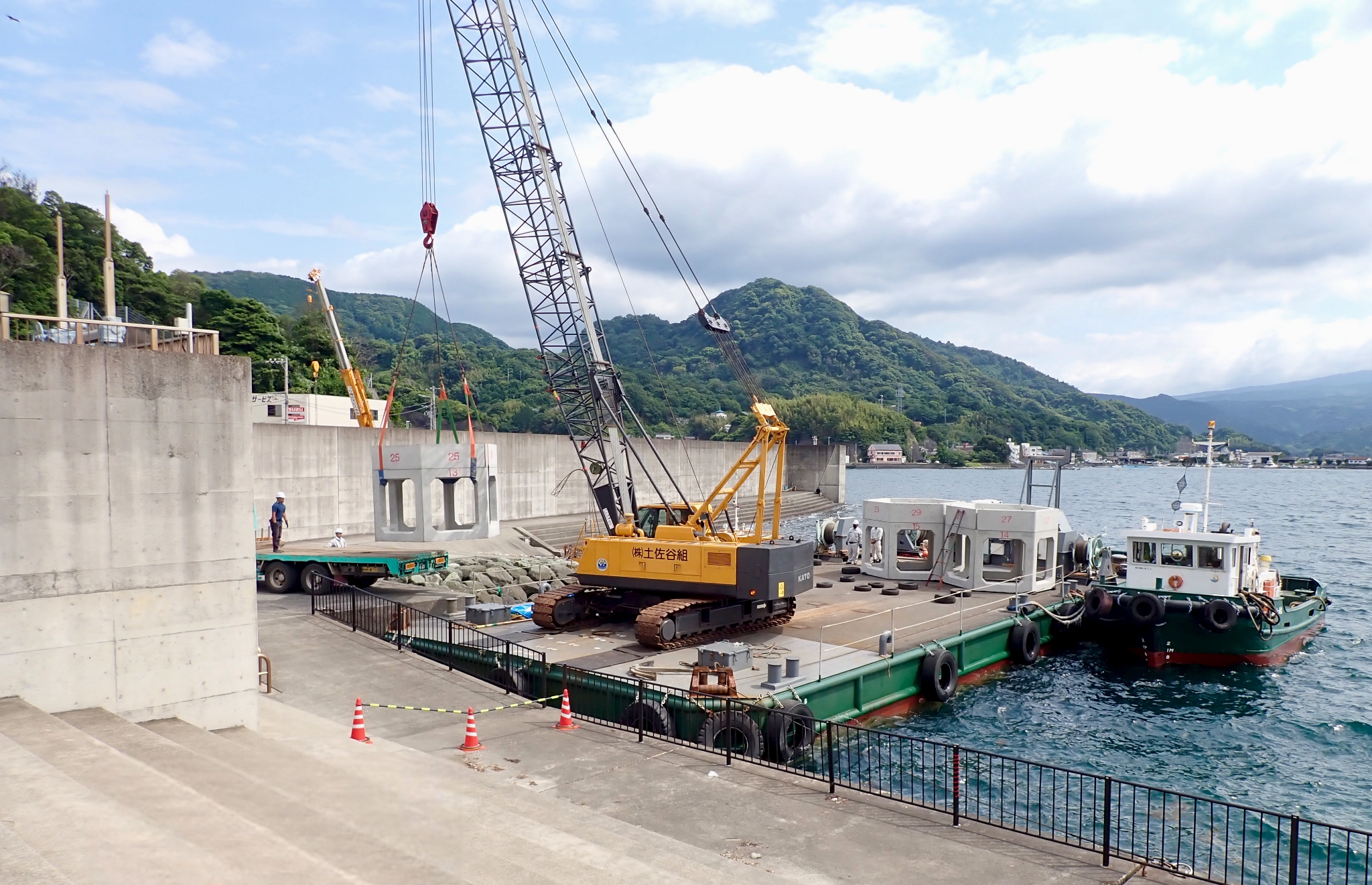 内浦湾増殖漁礁設置工事の施工写真03